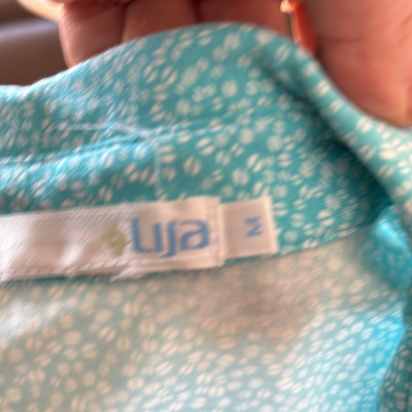 Beautiful size medium Pastel blue/white short sleeve vneck top - Picture 2 of 3